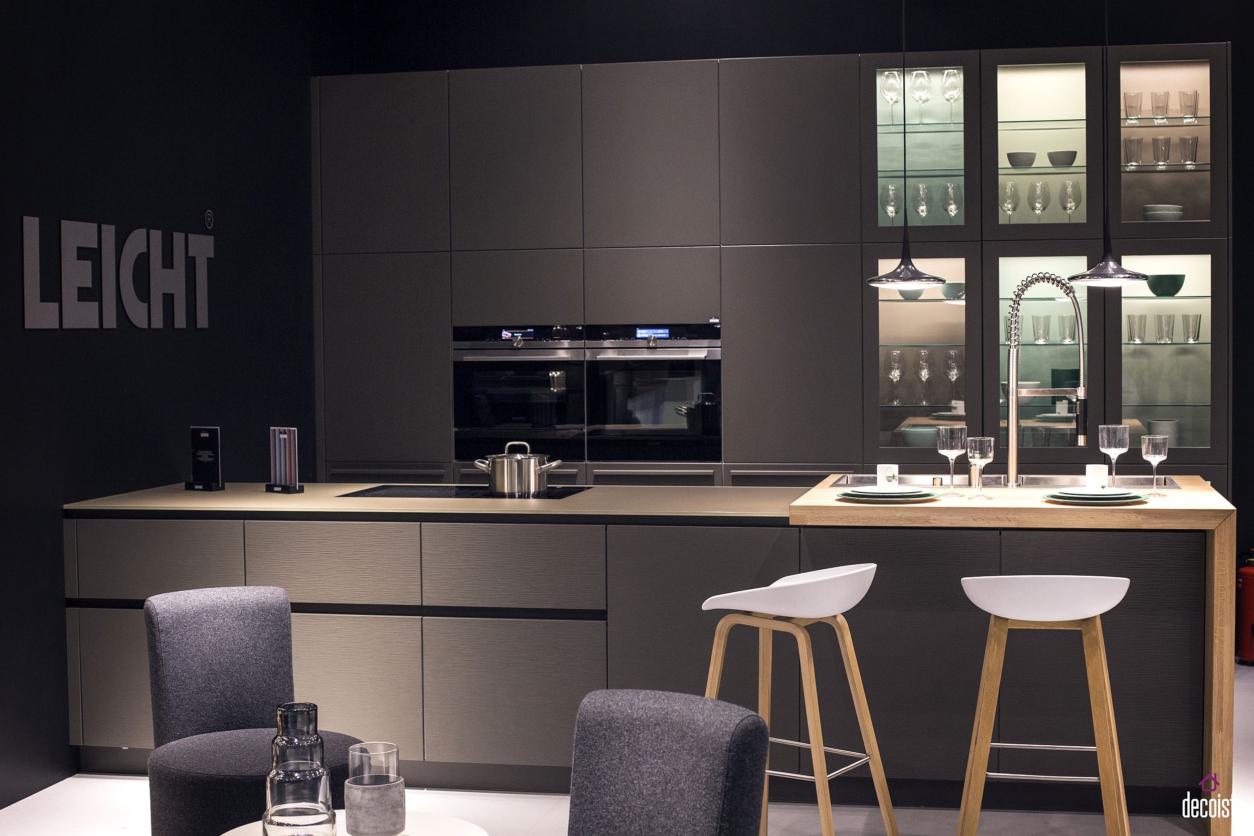 Goregous wooden countertop for the breakfast bar delineates it beautifully from the island worktop