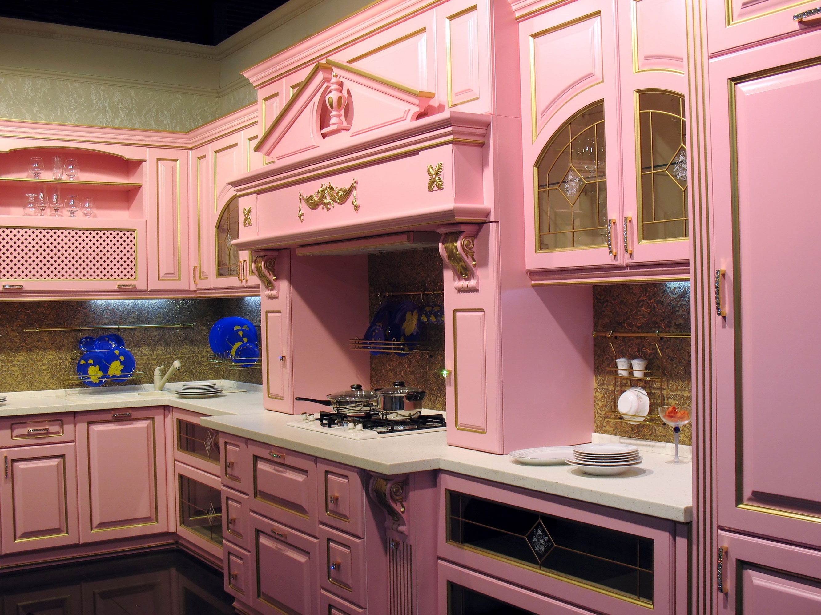 Grandiose-pink-kitchen-with-an-outdated-feeling-