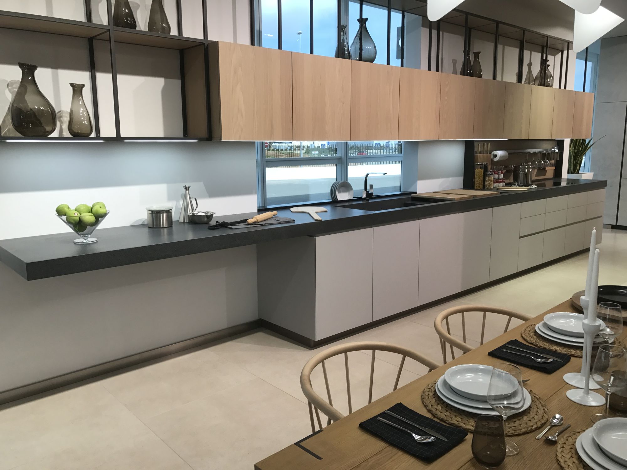 Large and bright kitchen with contemporary lines - GamaDecor