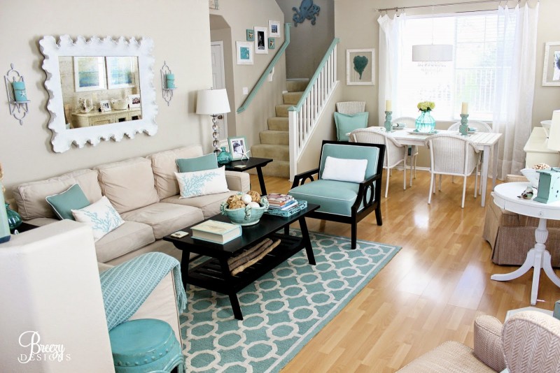 Living room with a beautiful contrast between beige and mint