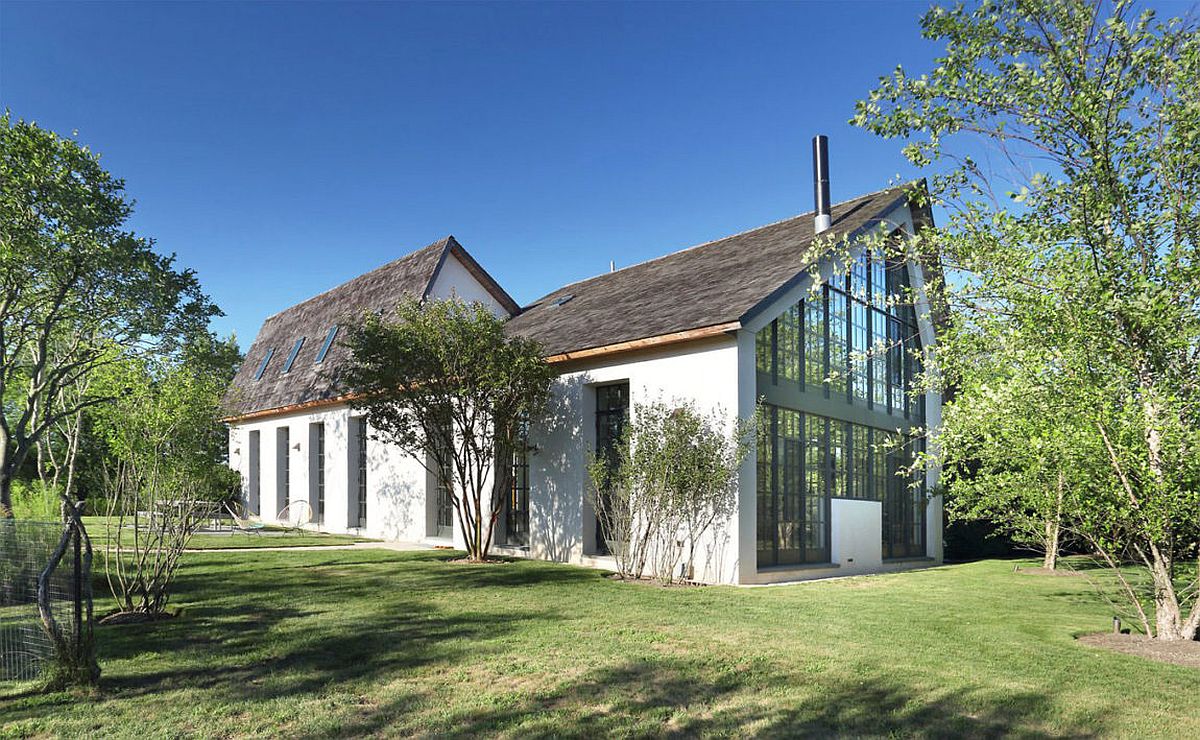 Loft-and-barn-styles-combined-into-one-at-the-Hamptons-house