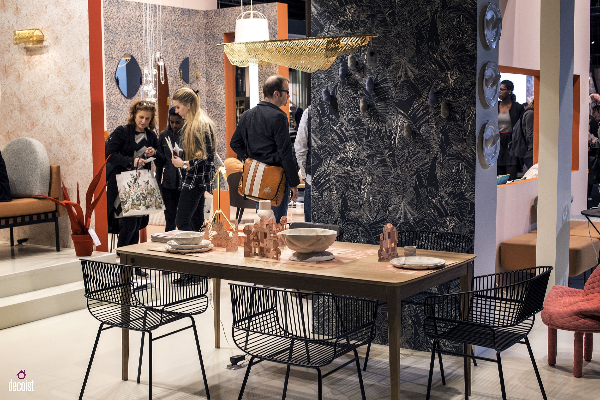 Metallic chairs and wooden dining table bring contrast to the contemporary interior