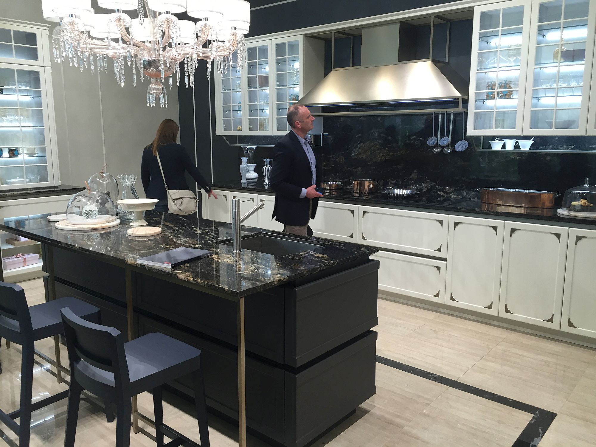 Modern-classic-kitchen-with-dark-island-and-a-stylish-backdrop