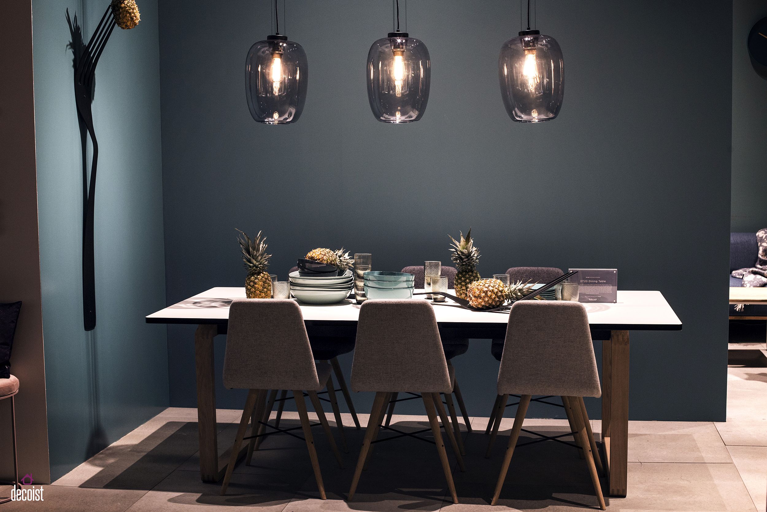 Monocromatic-dining-room-in-blue-with-gorgeous-glass-pendants