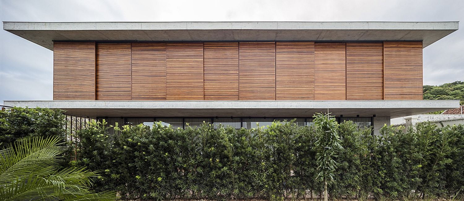 Movable Wall of Wooden Slats: Marindia House in Montevideo