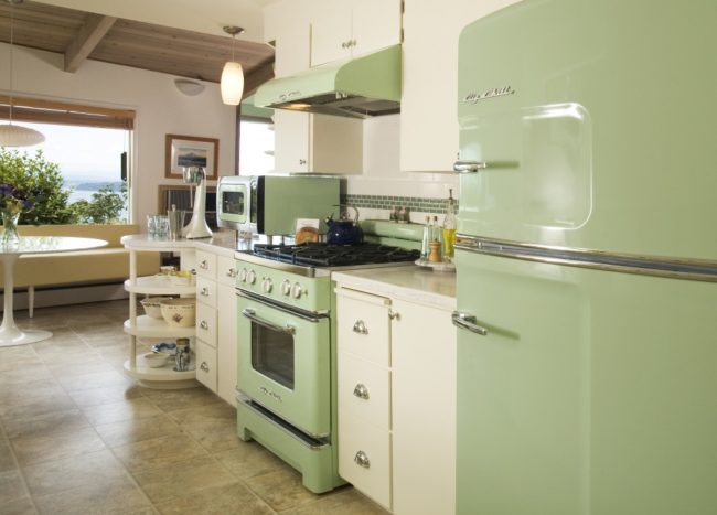 Nostalgic Kitchen In A Darker Tone Of Green 650x467 