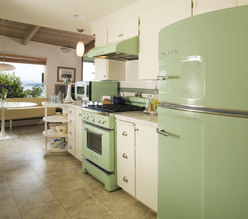 Nostalgic kitchen in a darker tone of green