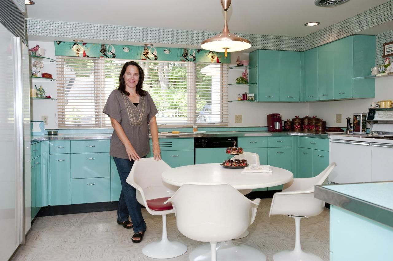 Pastelblauwe keuken met puur witte tafel en stoelen