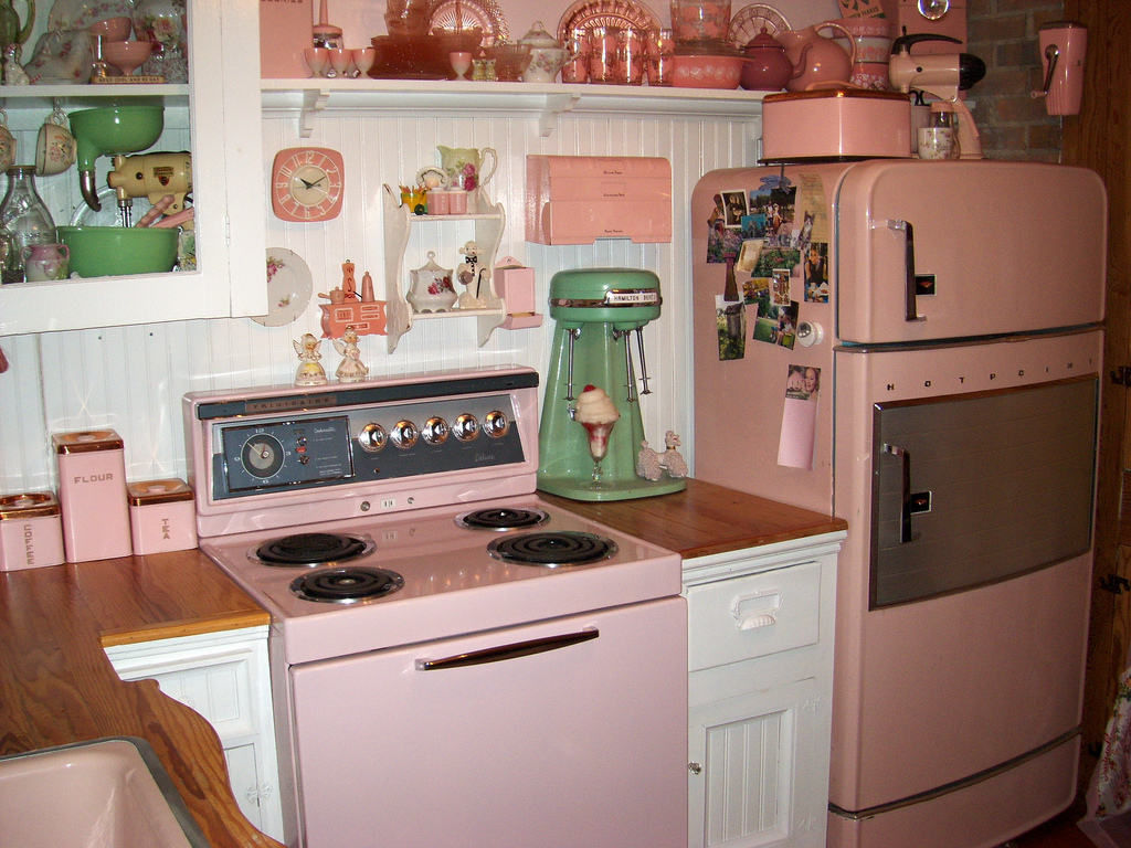 25 Pastel Kitchens That Channel The 1950s