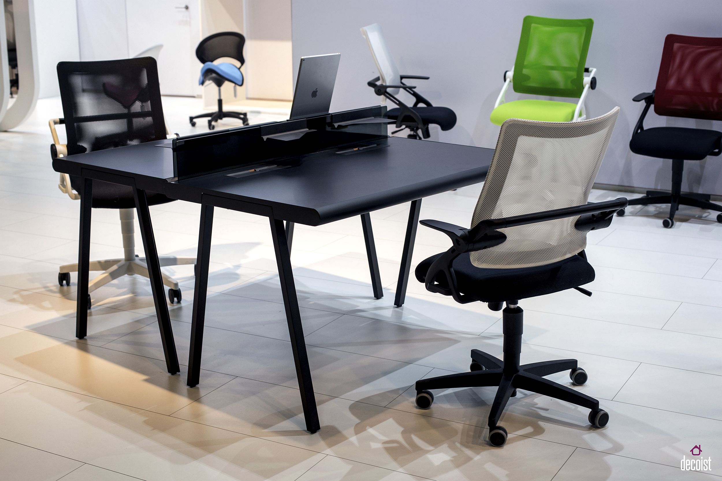 Perfect combination of workdesk and chair for the ergonomic home office