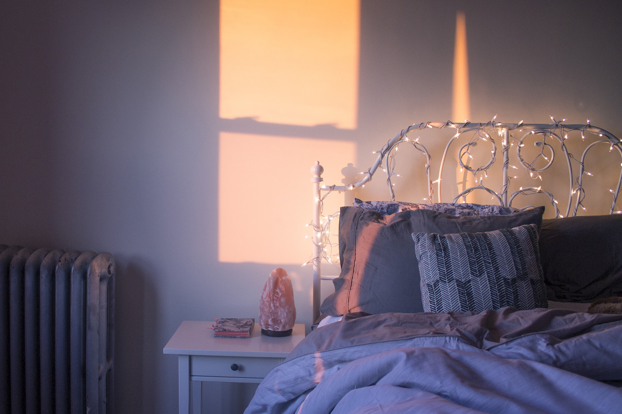 Pink-salt-lamp-in-the-glow-of-the-sun-