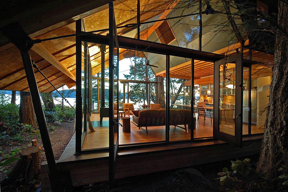 Platform-structure-supports-the-cozy-cabin-while-causing-minimal-eco-impact