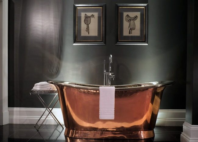 Copper Bathtubs Turning Your Bathroom Into An Antique Paradise Decoist   Polished And Shiny Copper Bathtub Thrives In A Dark Bathroom 650x467 