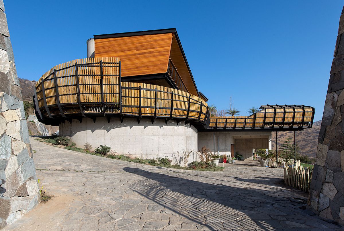 Private timber and metal screen wrapped around Casa Chamisero