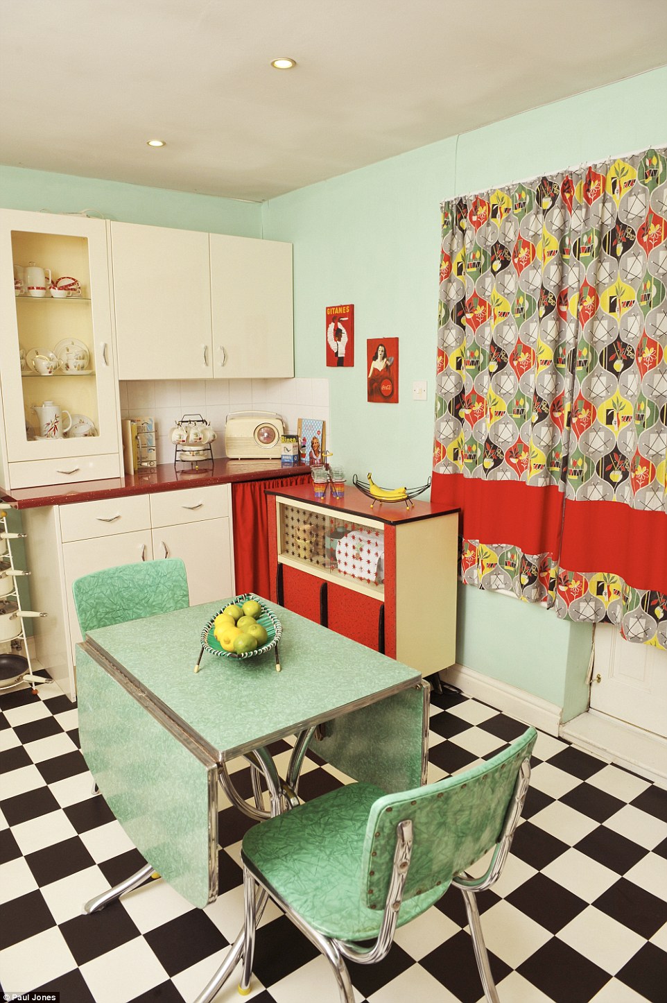 Cocina retro con mesa y sillas en tonos pastel