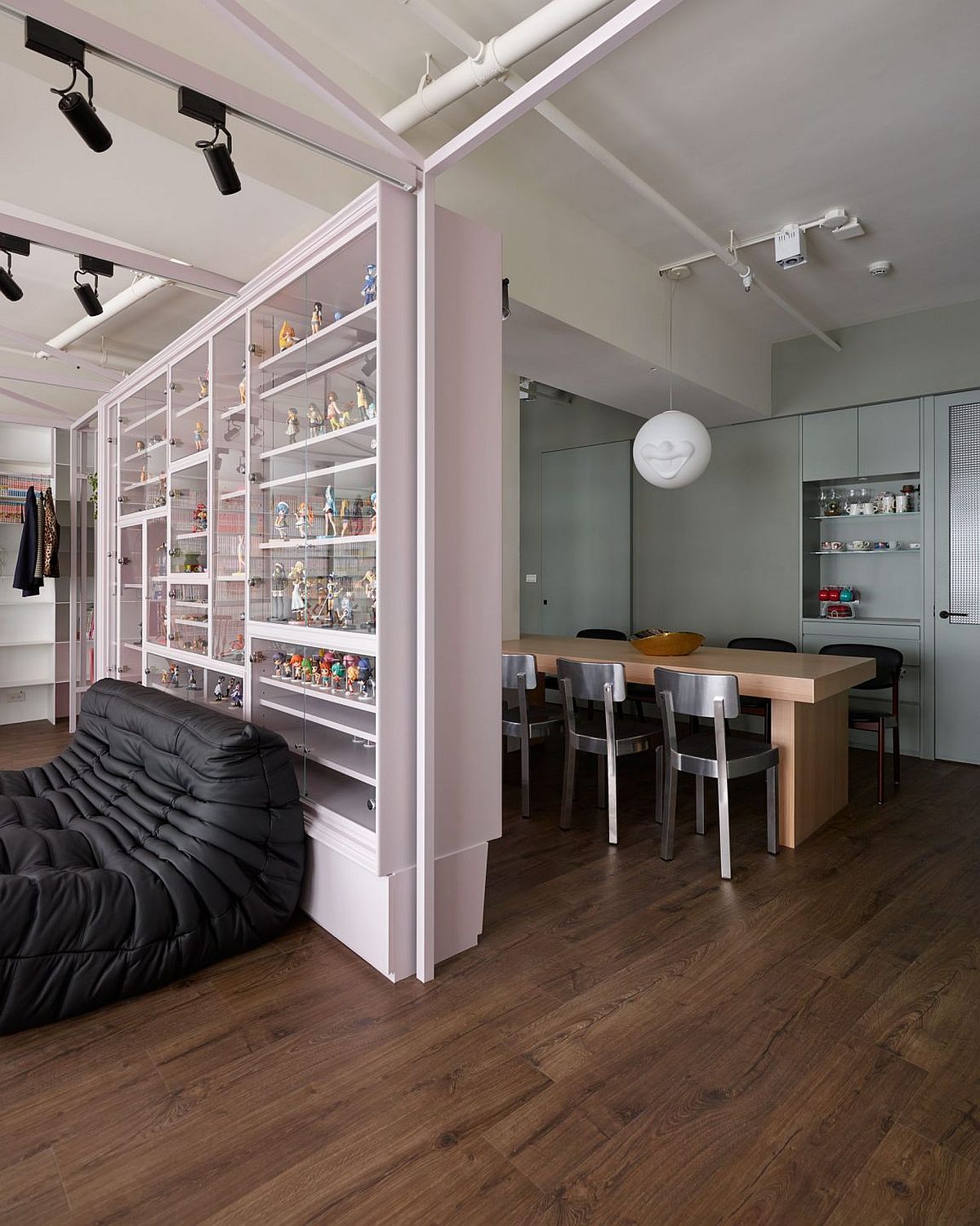 Shelving-with-glass-doors-in-the-living-room-and-dining-space-brings-exclusivity-to-the-Taiwan-apartment