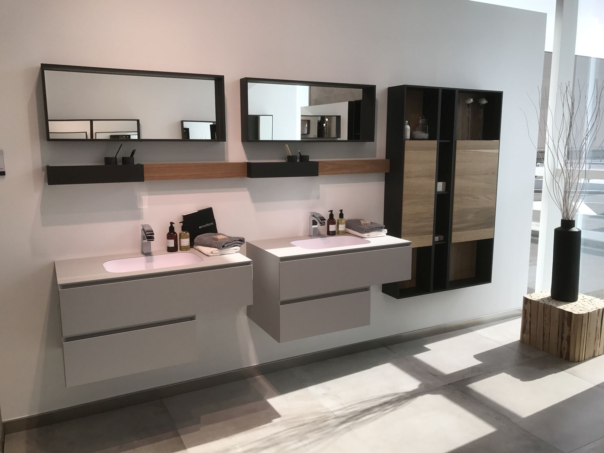 Sleek contrasting bathroom furniture - GamaDecor