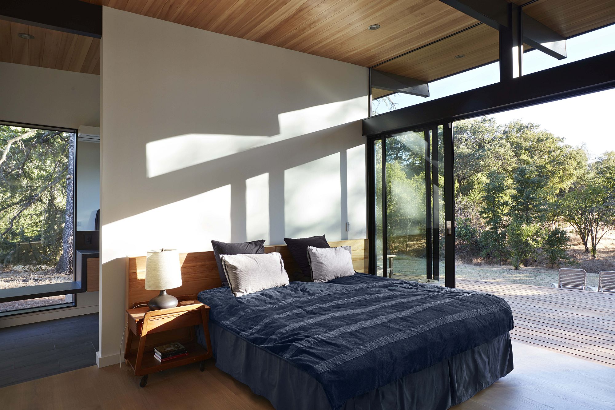 Stackable-glass-doors-open-up-the-bedroom-completely-to-the-scenery-outside