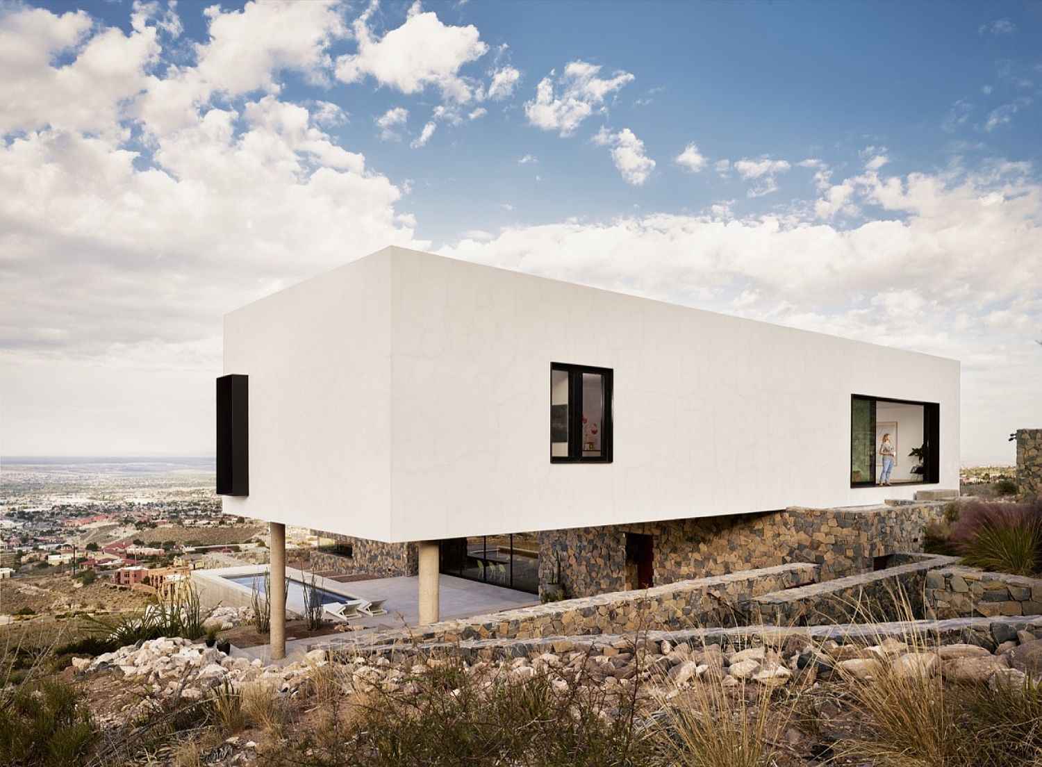 Straight lines and a facade in white give the mountain home a contemporary look