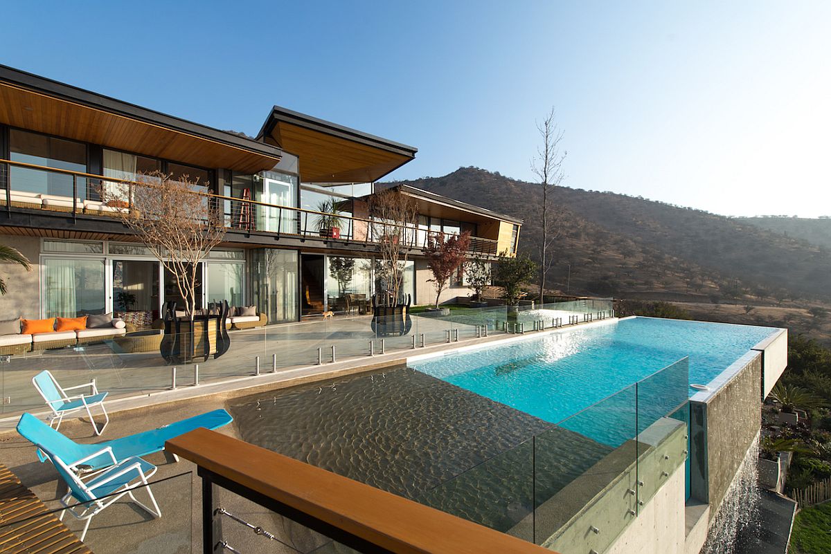 View-of-the-rear-deck-and-infinity-pool-at-Casa-Chamisero