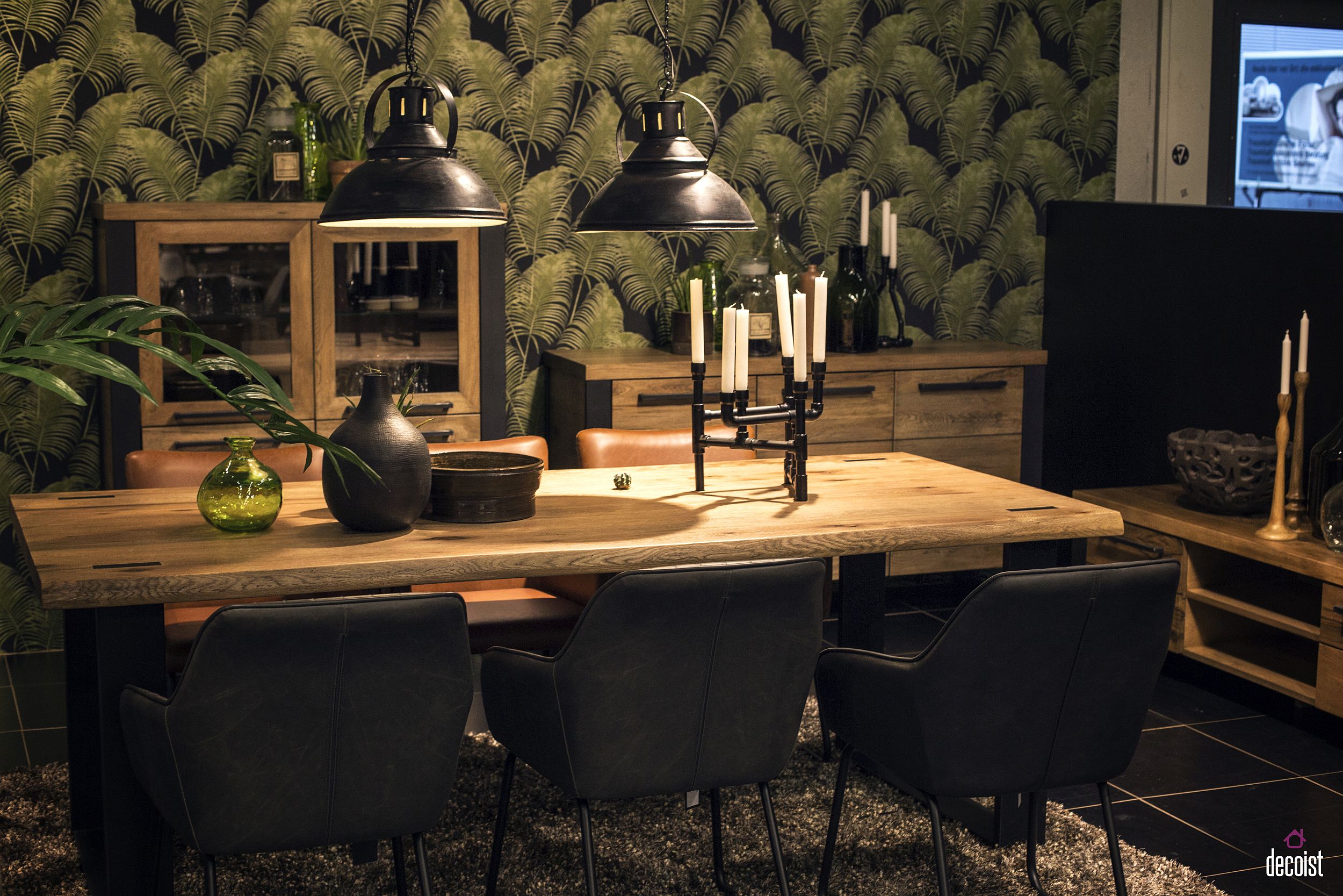 Wallpaper-and-pendants-bring-exclusivity-to-the-dining-table-setting-by-UNIQUE