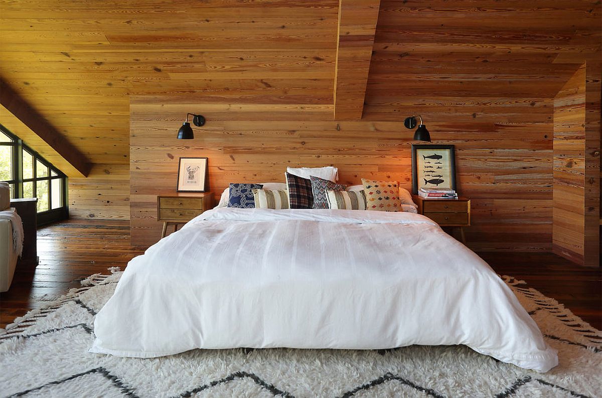 Walls in wood add warmth and rustic charm to the bedroom