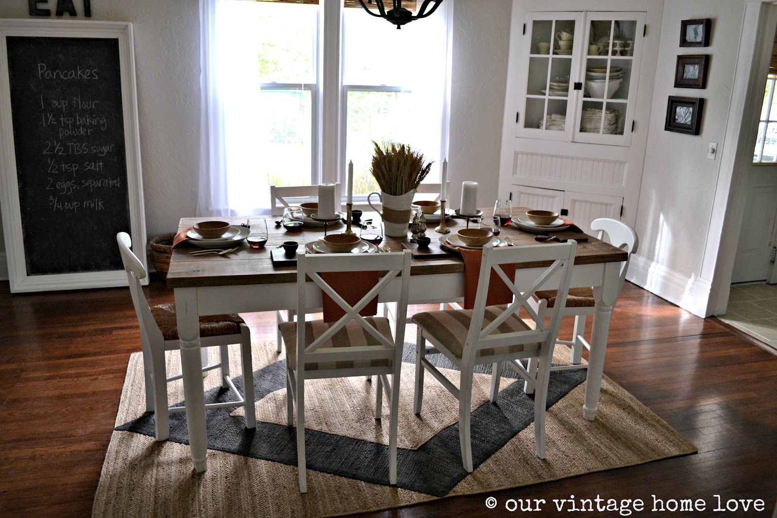 White-dining-room-with-a-rug-that-isn’t-boring-but-retains-a-simplistic-look