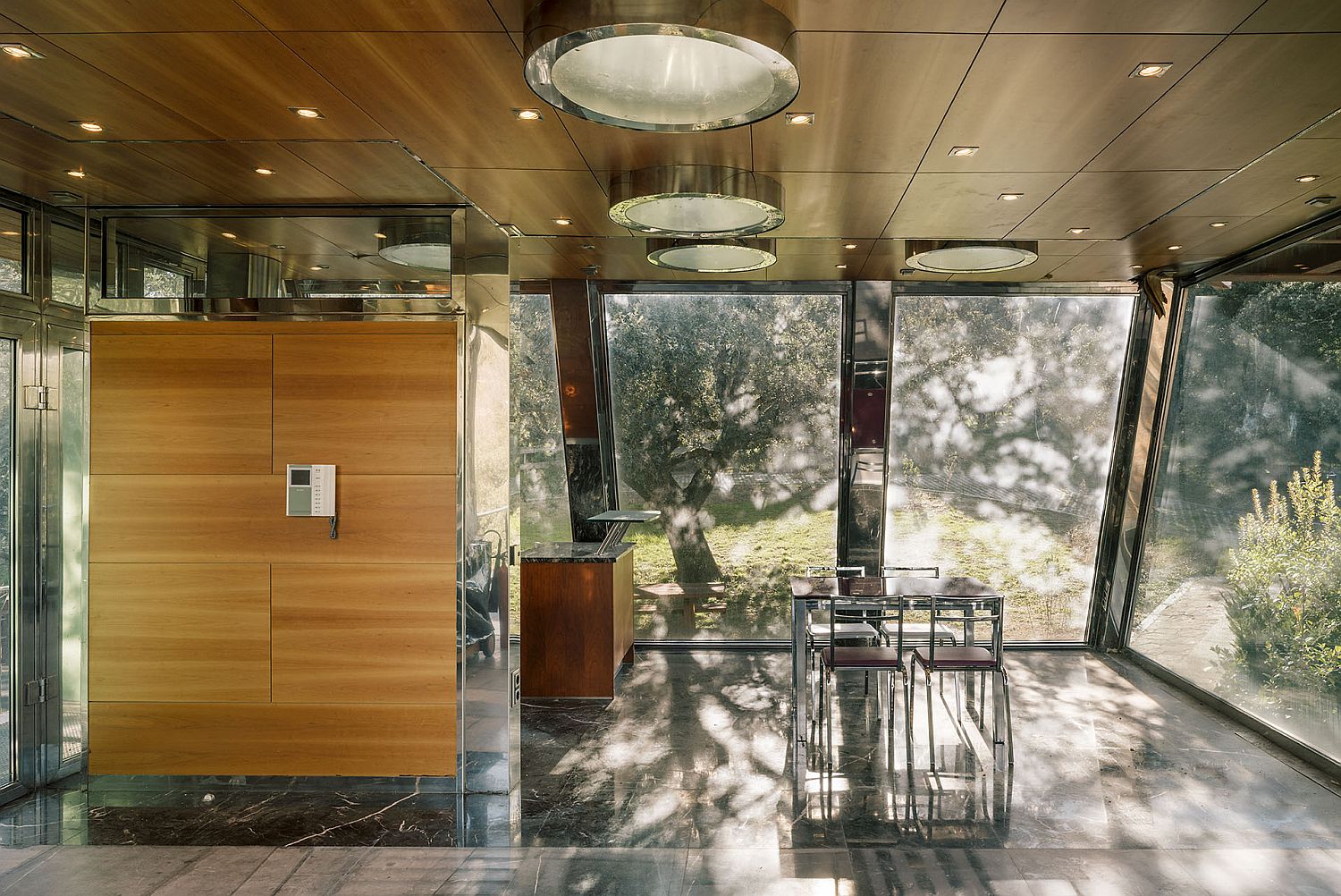 Wood-glass-and-metal-give-the-interior-a-classy-contemporary-look