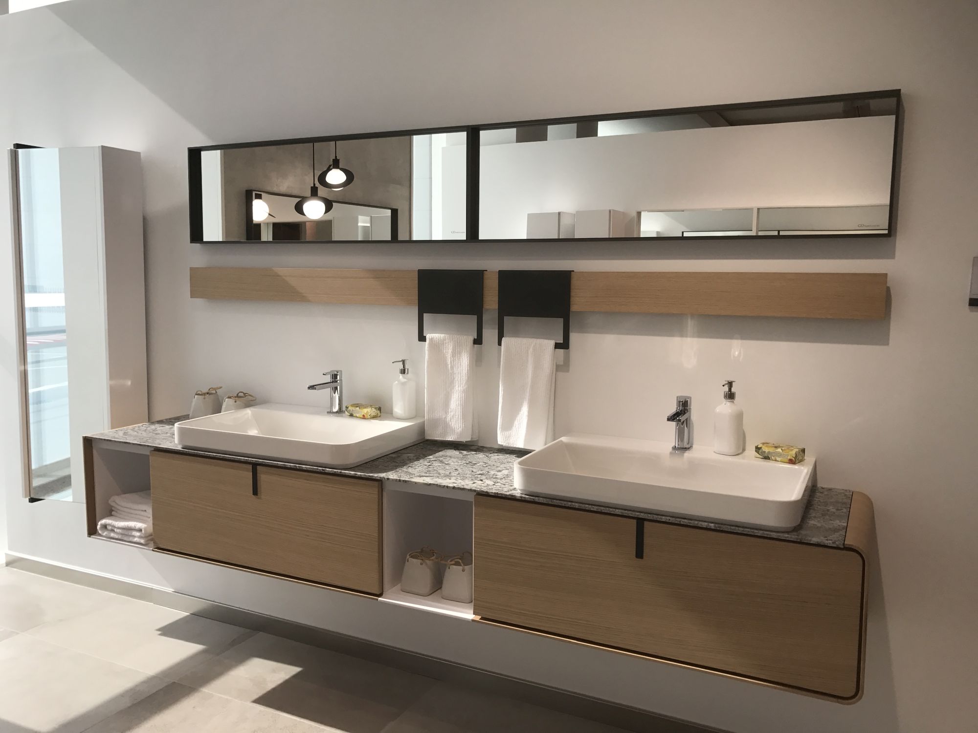Wood looking material for modern bathrooms - GamaDecor