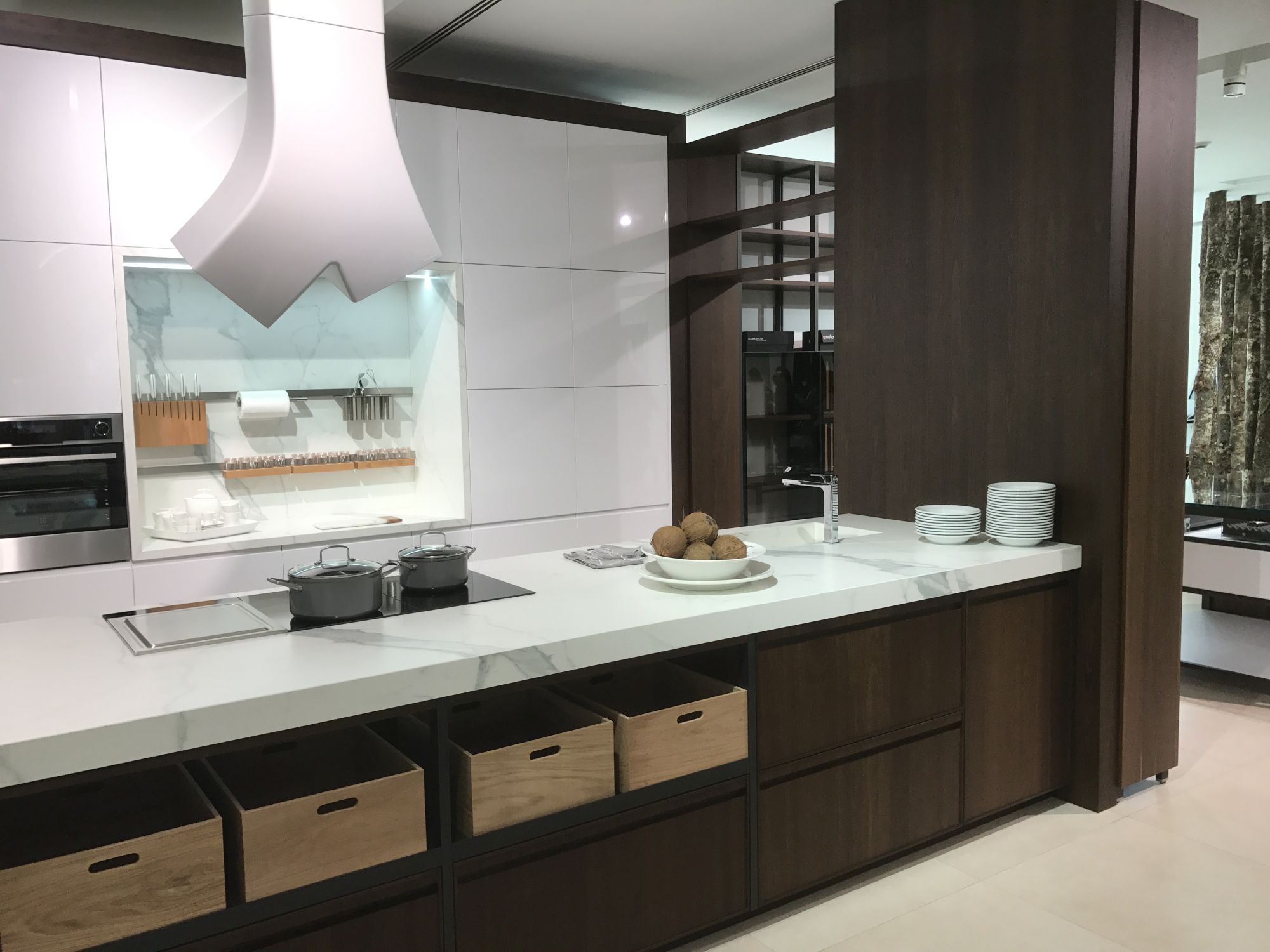 Wood looking tiles, marble top and white finishes - GamaDecor kitchen