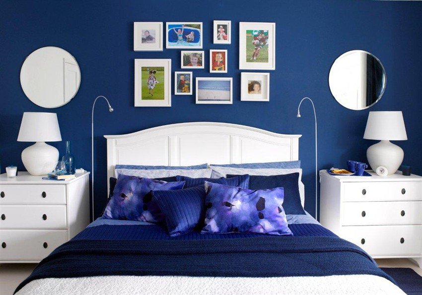 Alluring-blue-bedroom-with-a-contrast-between-bright-and-dark-