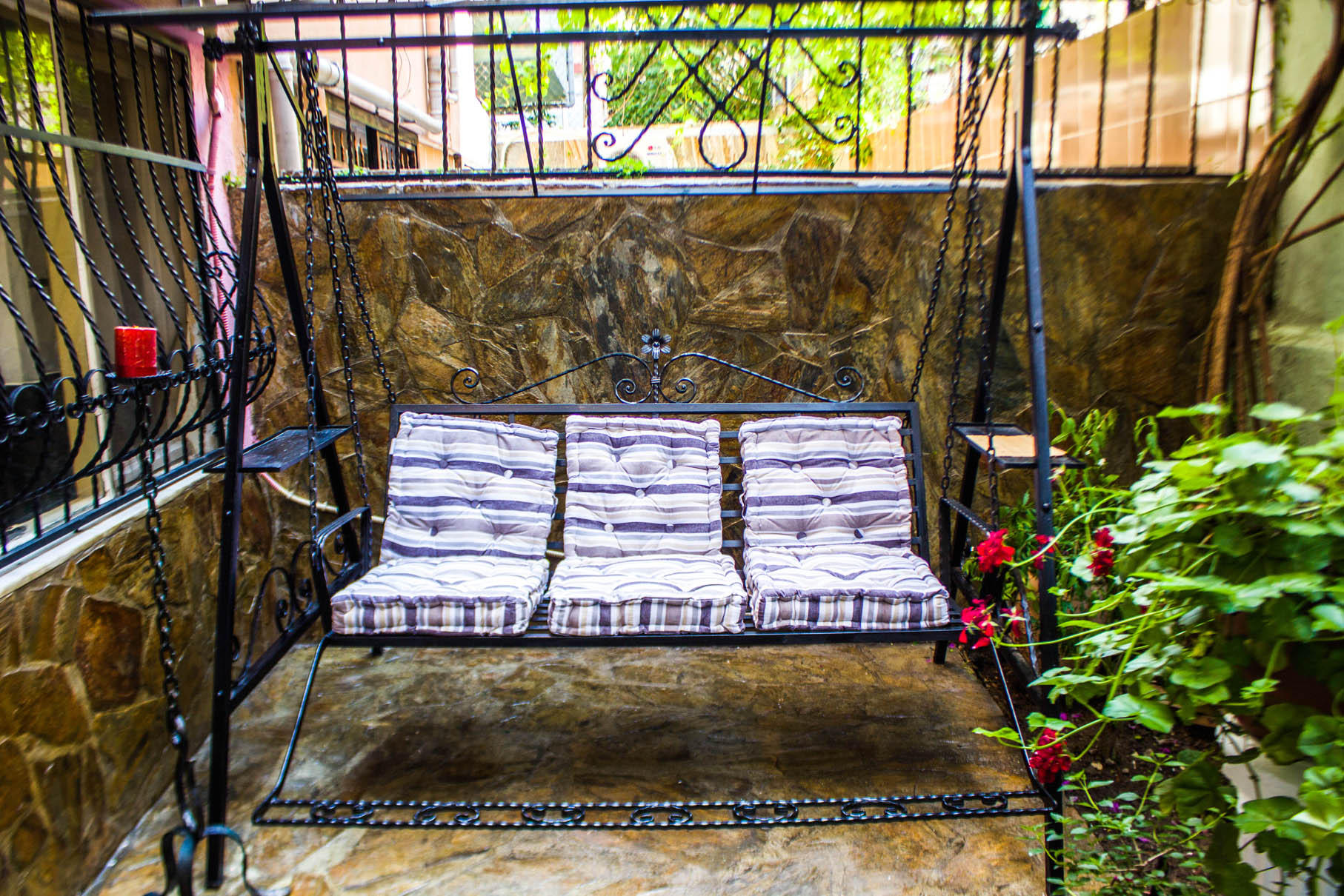 Balcony-garden-swing-with-an-industrial-look