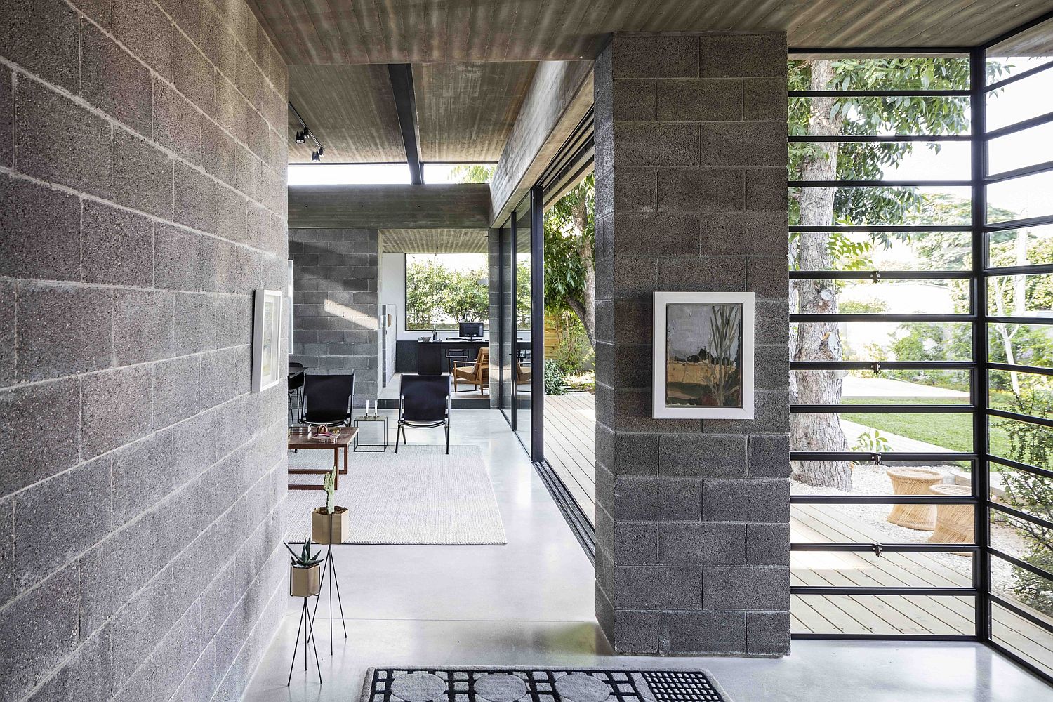 Blockwork and concrete along with glass walls shape a relaxing interior