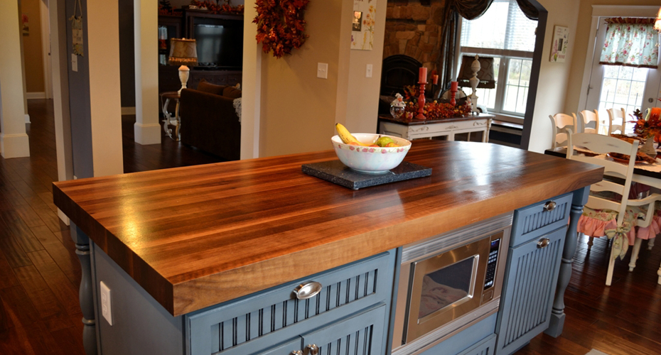 Charming-polished-wooden-countertop-for-a-stylish-kitchen