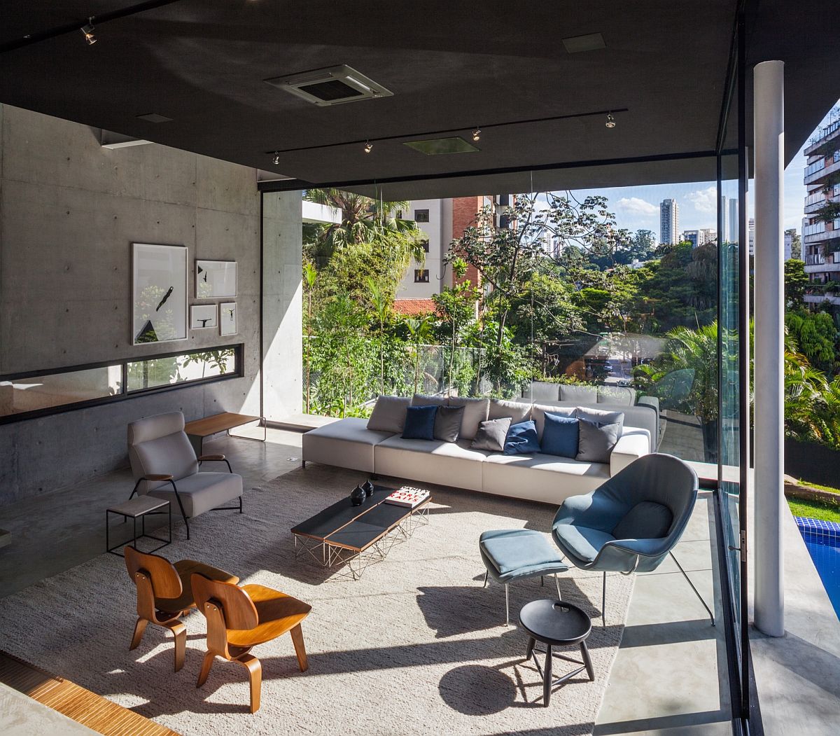 Concrete walls and dark ceiling of the Brazilian home