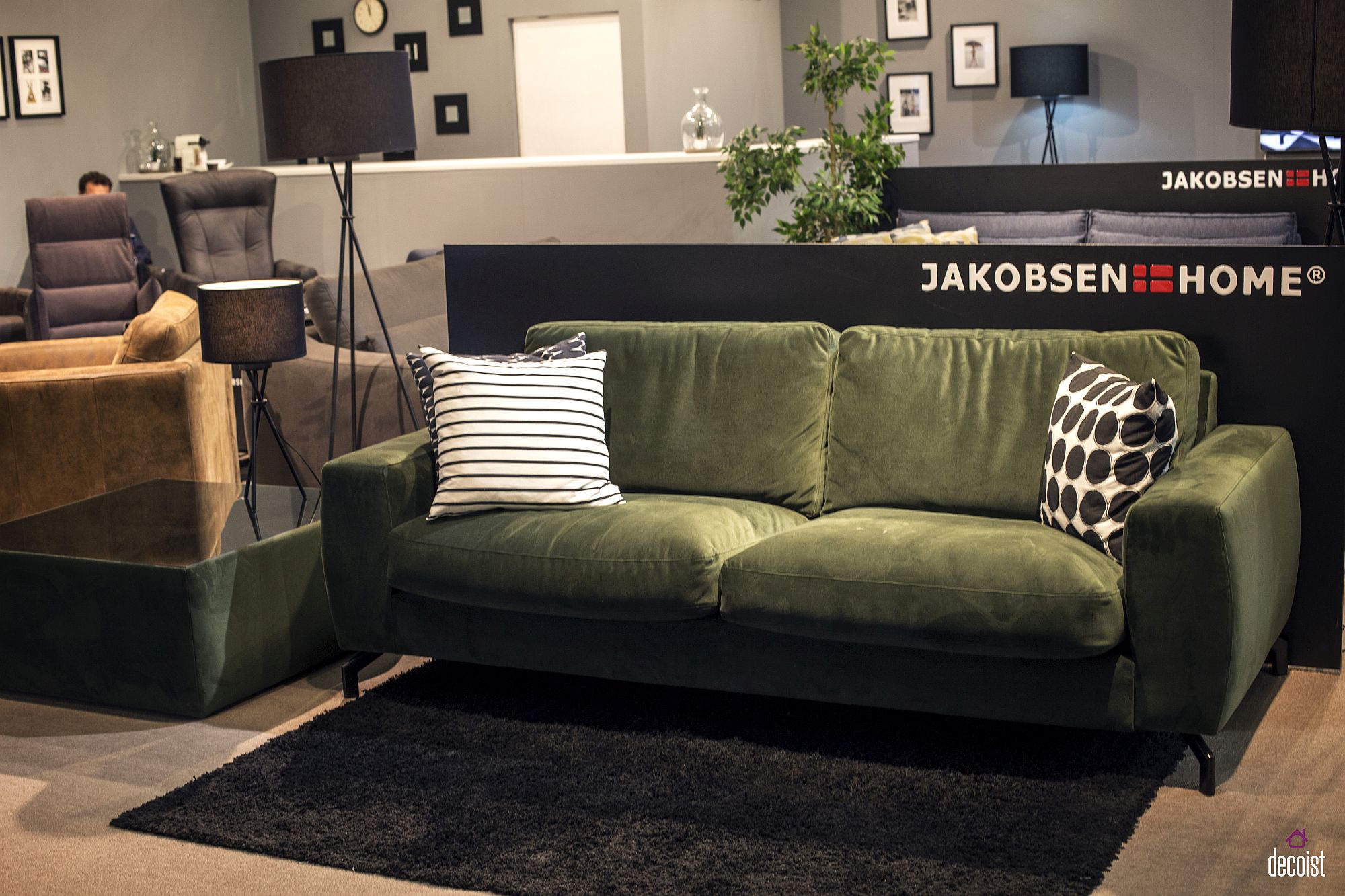 Dashing-sofa-brings-a-touch-olive-green-to-the-living-room