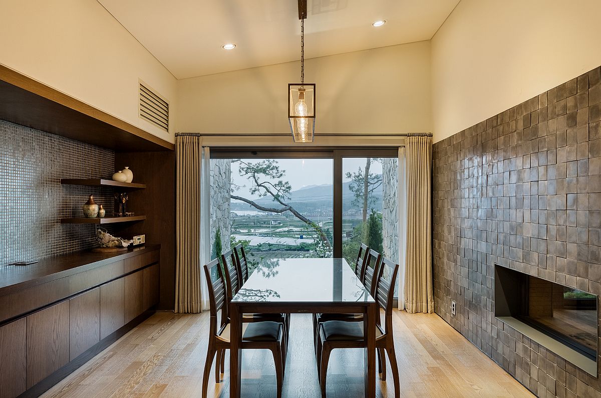 Dining room with a view of the mountain and reservoir