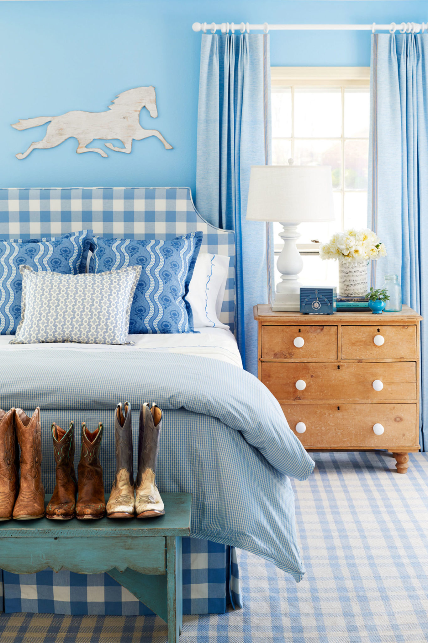 Fresh-and-youthful-blue-bedroom-with-shabby-chic-elements