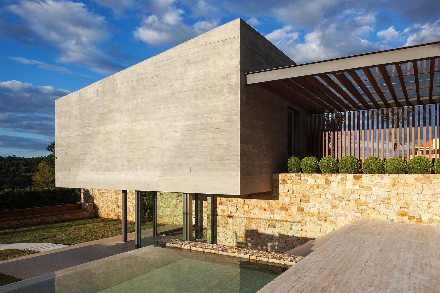 Glass pergola connects the living wing with the guest wing