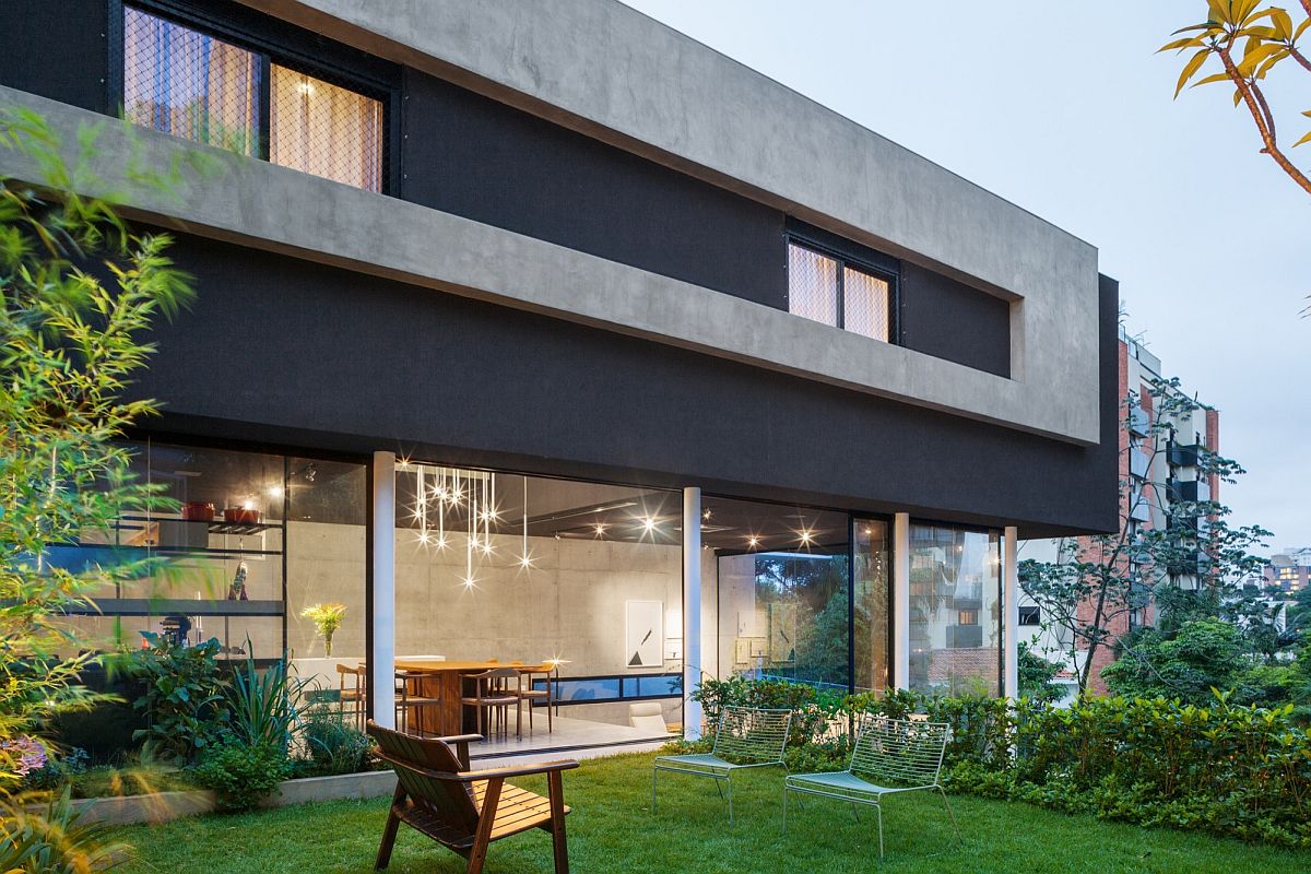 Glass-walls-of-the-lower-level-connect-the-interior-with-the-garden-outside