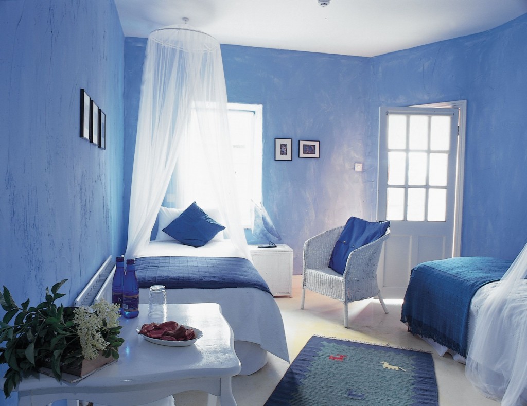 Greece-inspired-white-and-blue-bedroom-