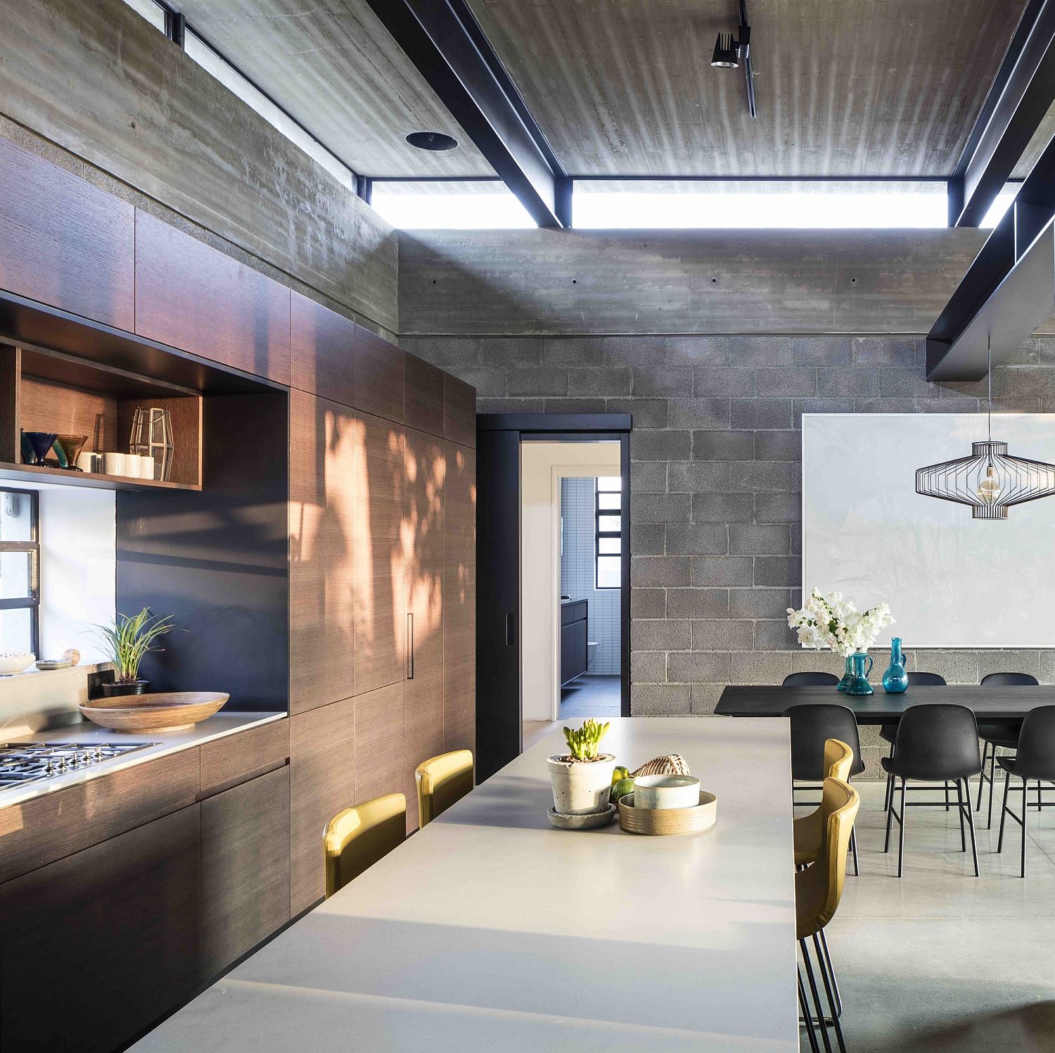 High ceiling and hovering concrete roof give the interior a spacious appeal