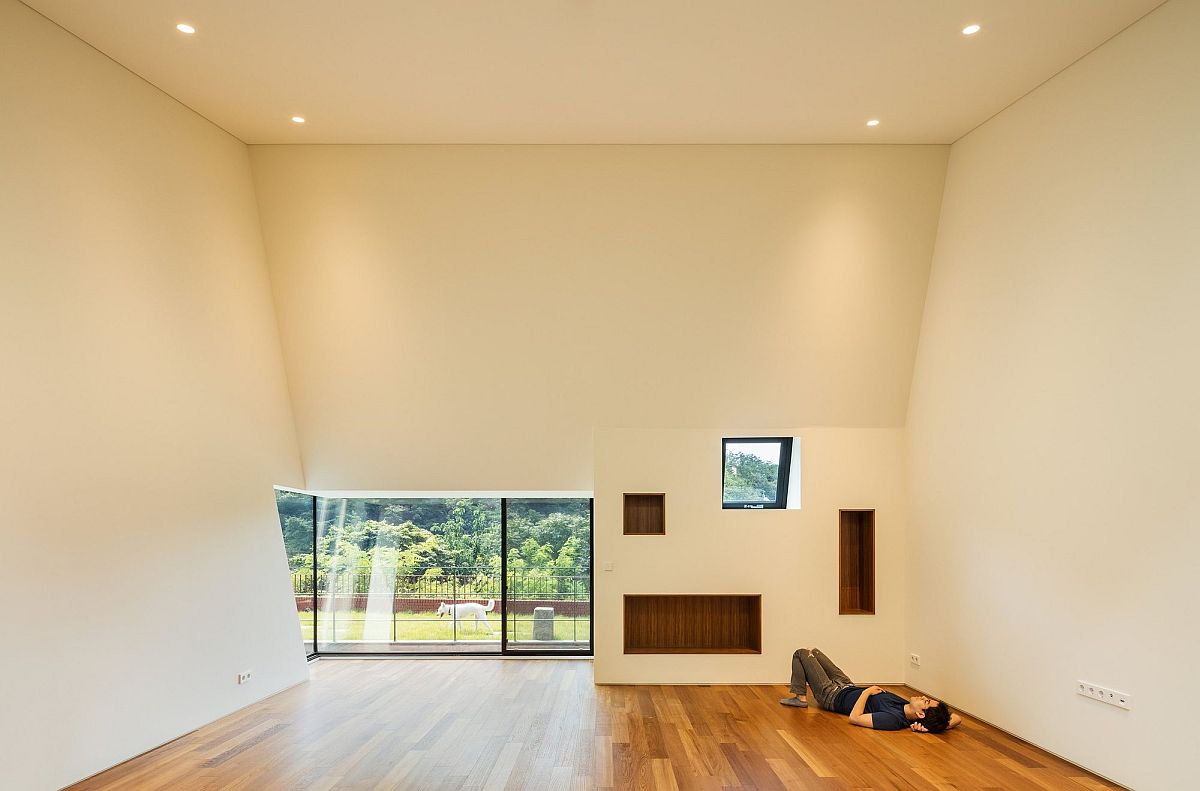 High-ceiling-and-natural-light-give-the-interior-an-airy-appeal