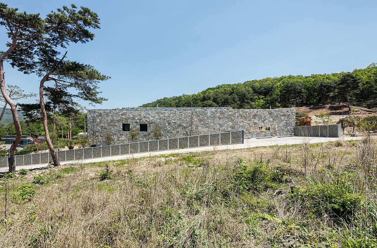 Layered yellow stone finish for modern home in South Korea