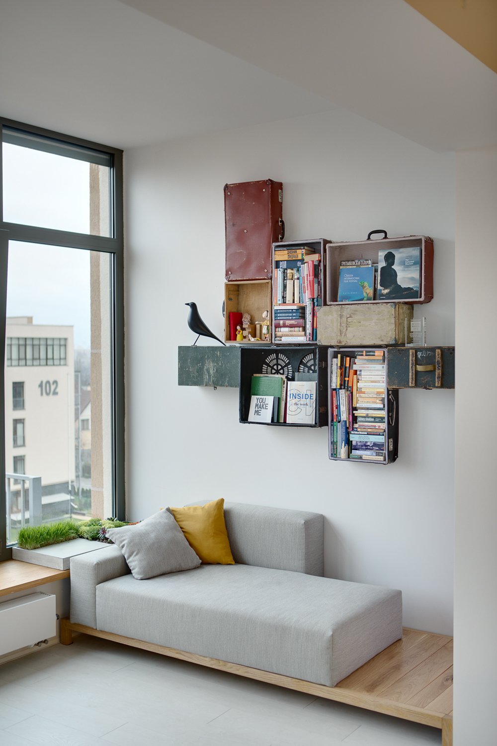 Reading-nook-with-a-unique-bookshelf-installation-