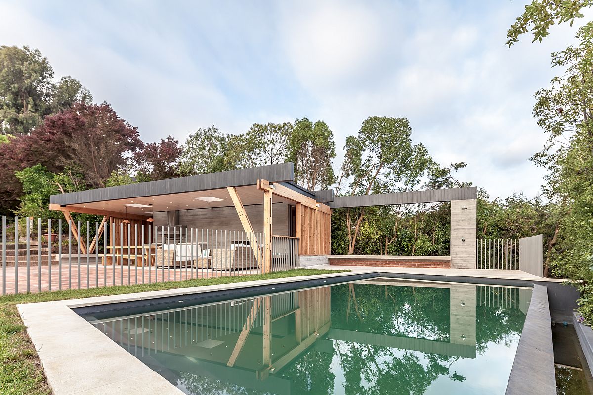 Simple-modern-pool-next-to-the-pavilion