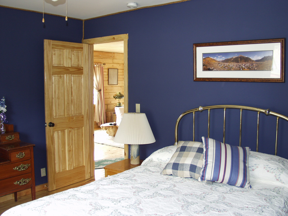 Spice up a traditional bedroom with indigo interior