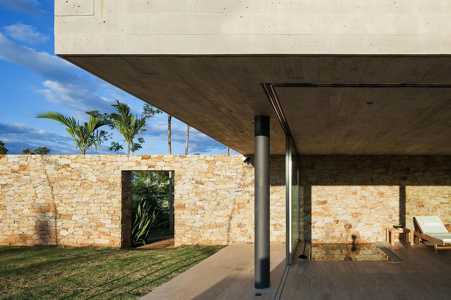 Stone and concrete create a unique fusion of materials