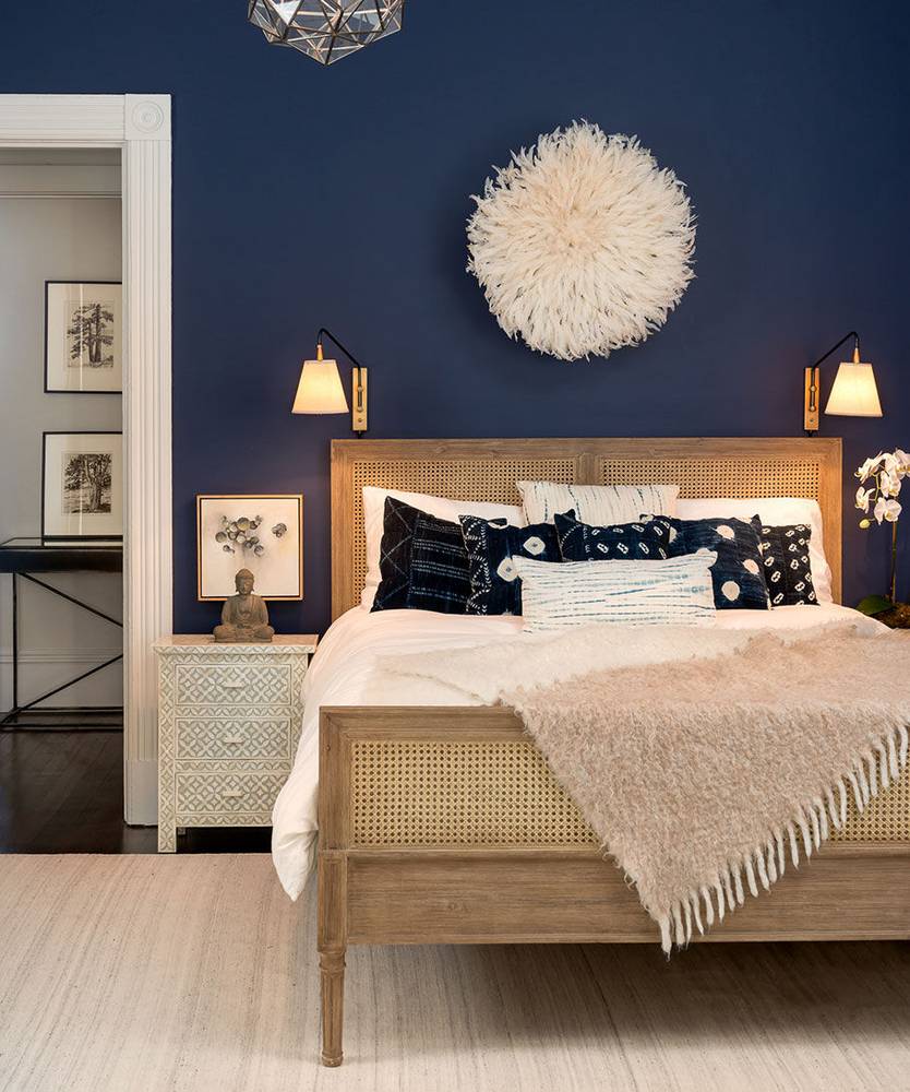 The dark blue wall is complimented by beige elements