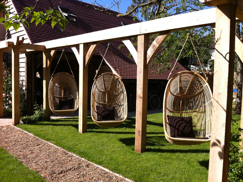 The rattan swings combine the coziness with contemporary design